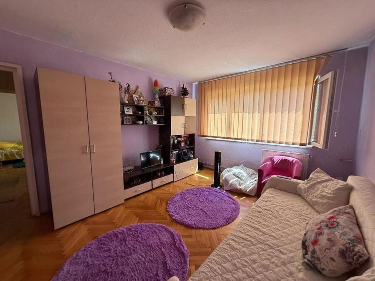 Apartament cu 3 camere semidecomandat în Cetății