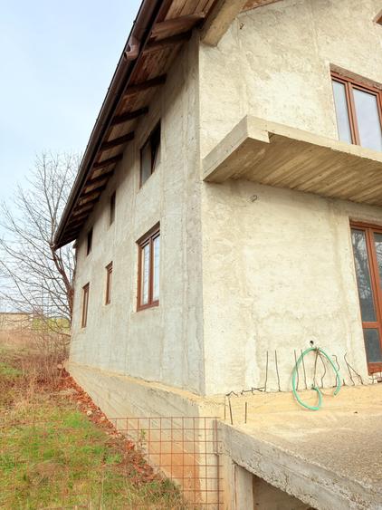 Casă individuală cu 5 camere cu Teren 8800 Mp în Central