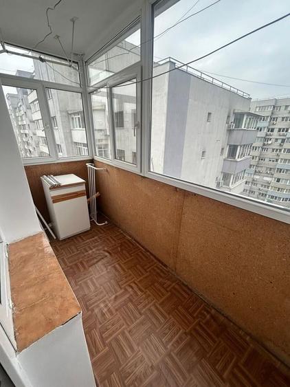 Apartament cu 3 camere decomandat în P-ța Victoriei