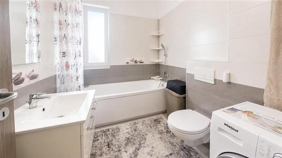 Apartament cu 2 camere decomandat, mobilat în Exterior Vest