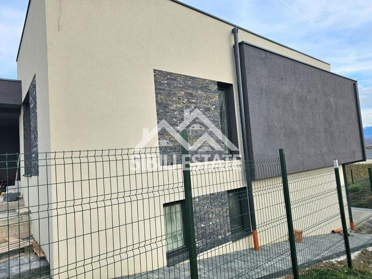 Casă individuală cu 4 camere cu Canalizare în Șelimbăr