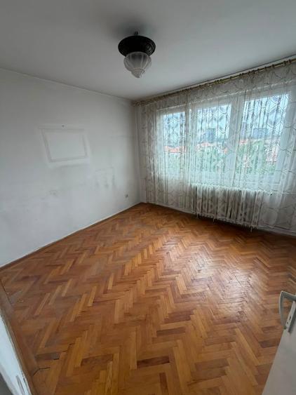 Apartament cu 3 camere semidecomandat în Punctele Cardinale