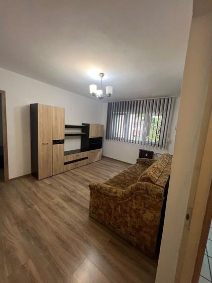 Apartament cu 3 camere semidecomandat în Cantemir