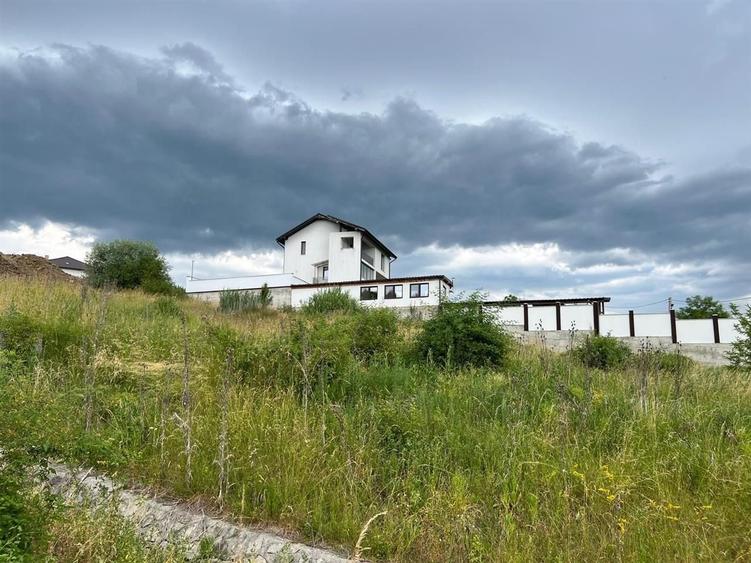 Teren agricol extravilan de 1570 mp, în Est