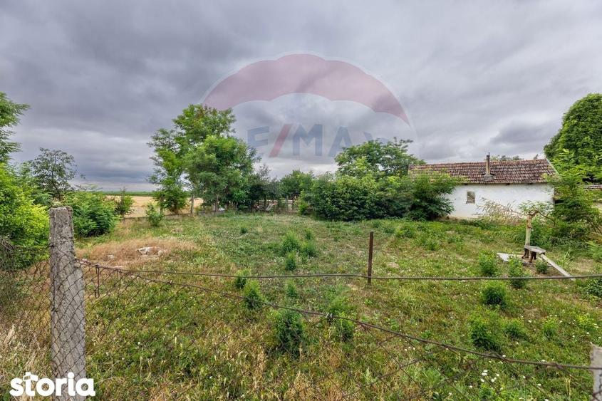 Teren de 1200 mp, în Iratoșu