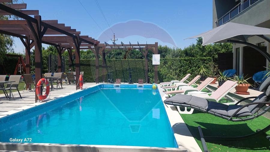 Casă cu 10 camere cu Teren 568 Mp în Corbu