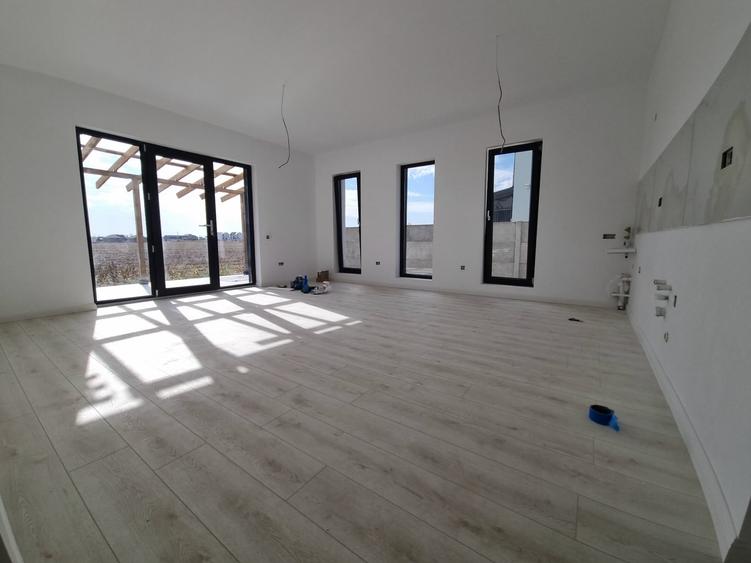 Casă individuală cu 4 camere cu Teren 325 Mp în Vidra