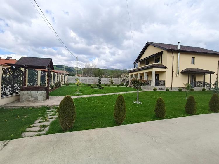 Casă individuală cu 5 camere cu Garaj în Crasna