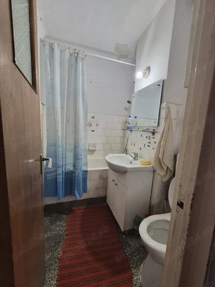 Apartament cu 3 camere semidecomandat în Colentina