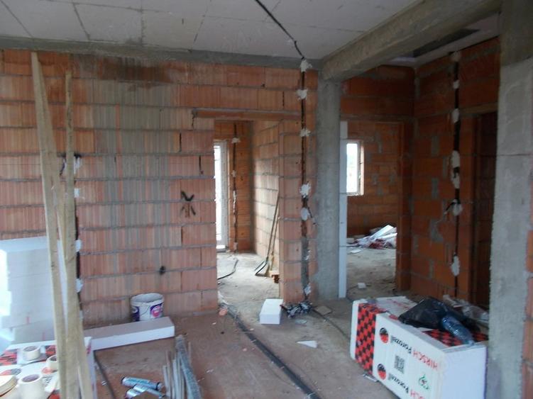Casă cu 3 camere cu Teren 800 Mp în Parța