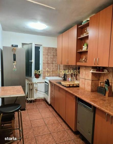 Apartament cu 2 camere, mobilat în Tei