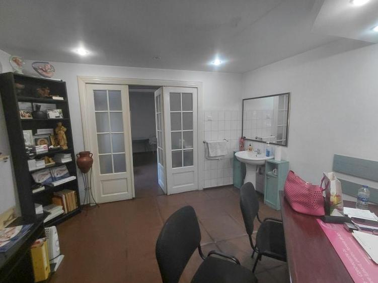 Apartament cu 3 camere semidecomandat în P-ța Victoriei