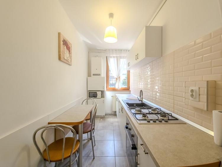 Apartament cu 3 camere decomandat, mobilat în Central