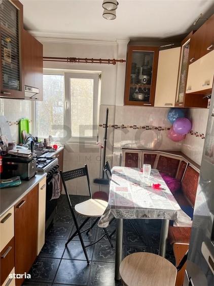 Apartament cu 3 camere semidecomandat în Nufărul