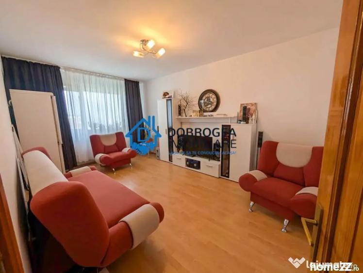 Apartament cu 3 camere decomandat în Păcii