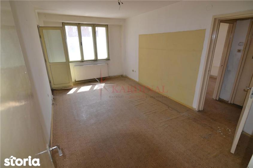Apartament cu 3 camere decomandat în Astra
