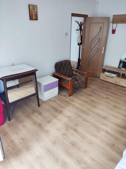 Apartament cu 3 camere semidecomandat în Sud