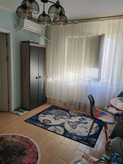 Apartament cu 3 camere semidecomandat, mobilat în Casa de Cultură