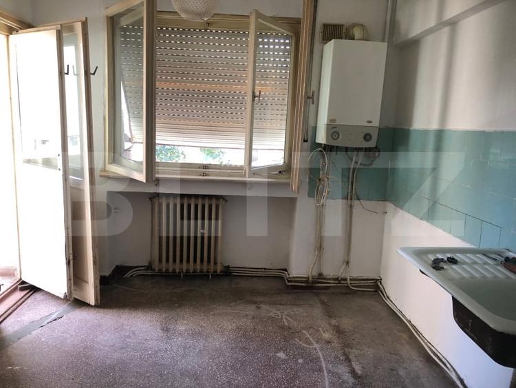 Apartament cu 3 camere semidecomandat în Micro 16