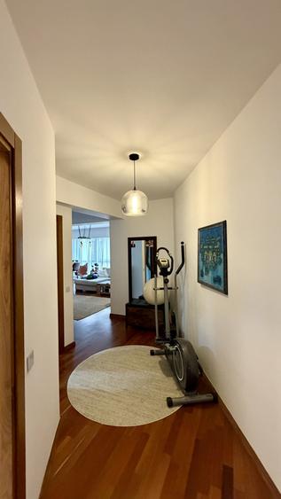 Apartament cu 3 camere semidecomandat, mobilat în Victoriei