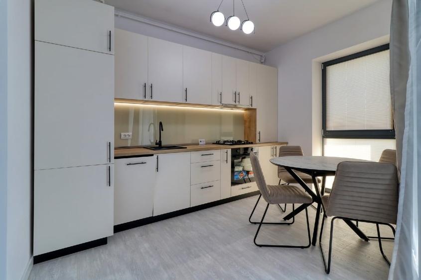 Apartament cu 3 camere decomandat, mobilat în Decebal
