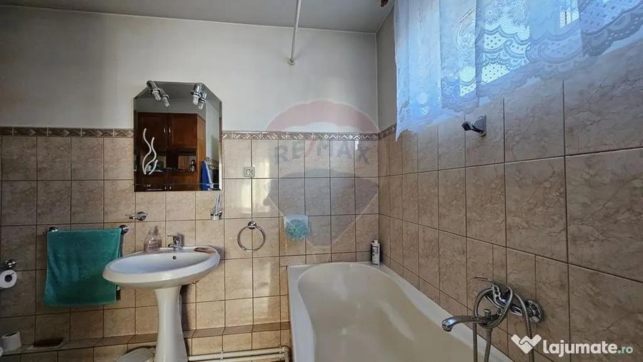 Casă cu 5 camere cu Teren 2078 Mp în Bogata