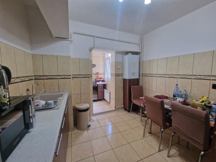 Apartament cu 4 camere decomandat în Nicolina