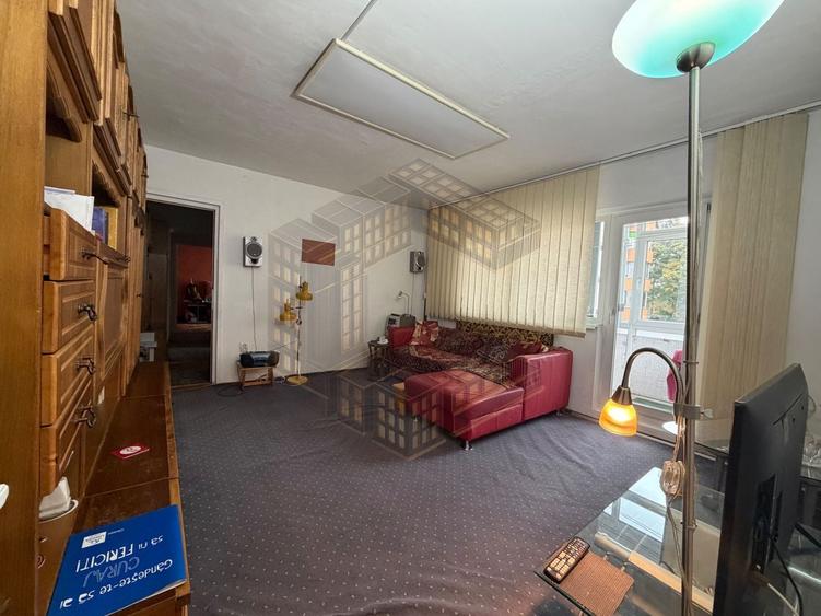 Apartament cu 3 camere semidecomandat, mobilat în Girocului