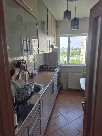 Apartament cu 3 camere semidecomandat în Colentina