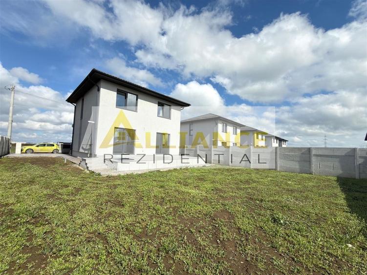 Casă individuală cu 4 camere decomandat cu Canalizare în Berceni