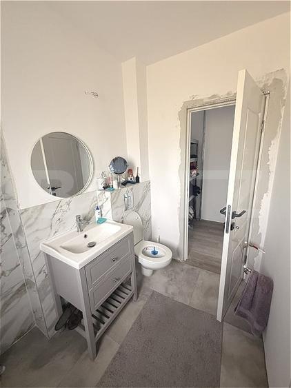Apartament cu 3 camere semidecomandat, mobilat în Florești