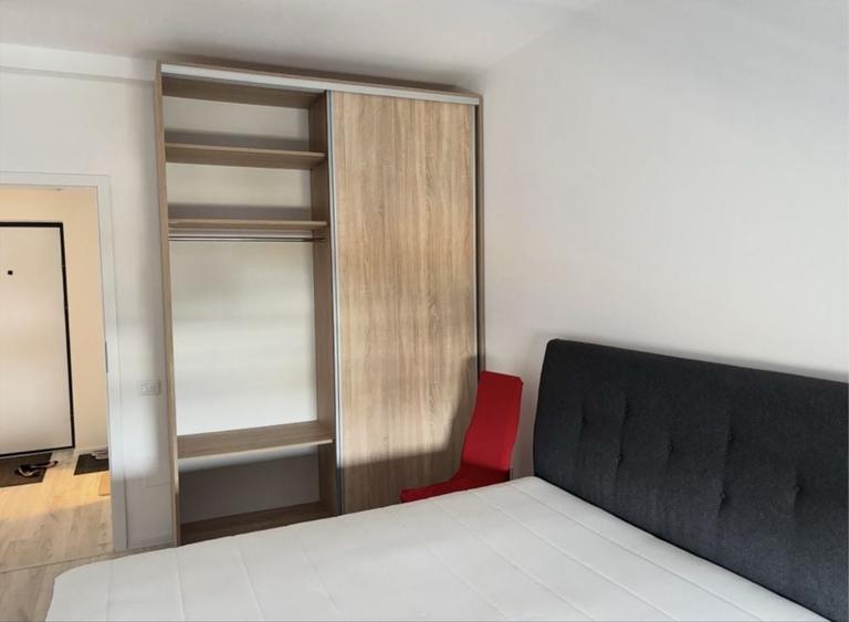 Garsonieră decomandată în Roșu