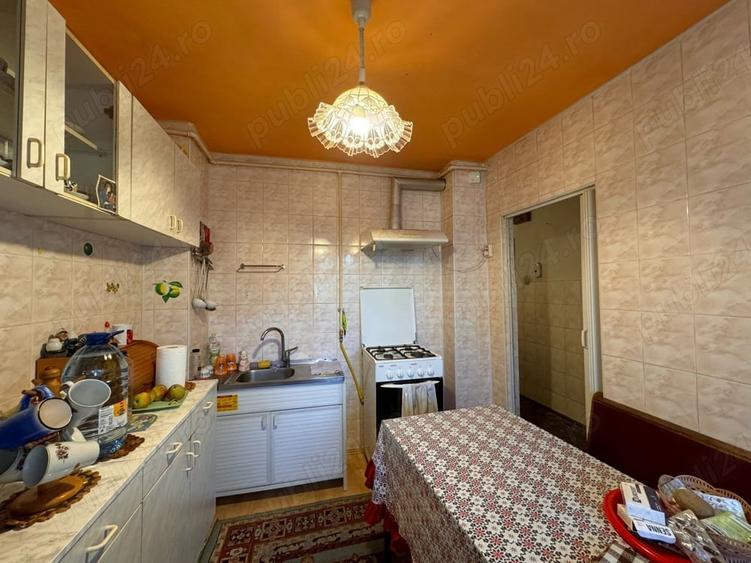 Apartament cu 3 camere decomandat în 22 Decembrie