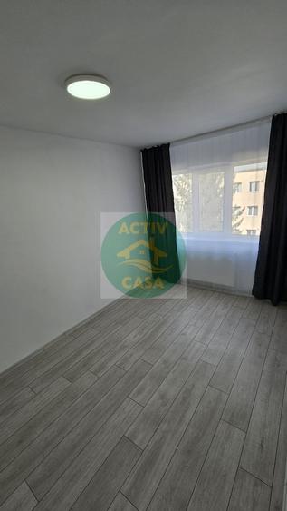 Apartament cu 3 camere semidecomandat în Est