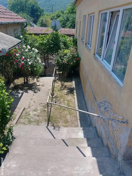 Casă cu 3 camere cu Teren 2000 Mp în Brănișca