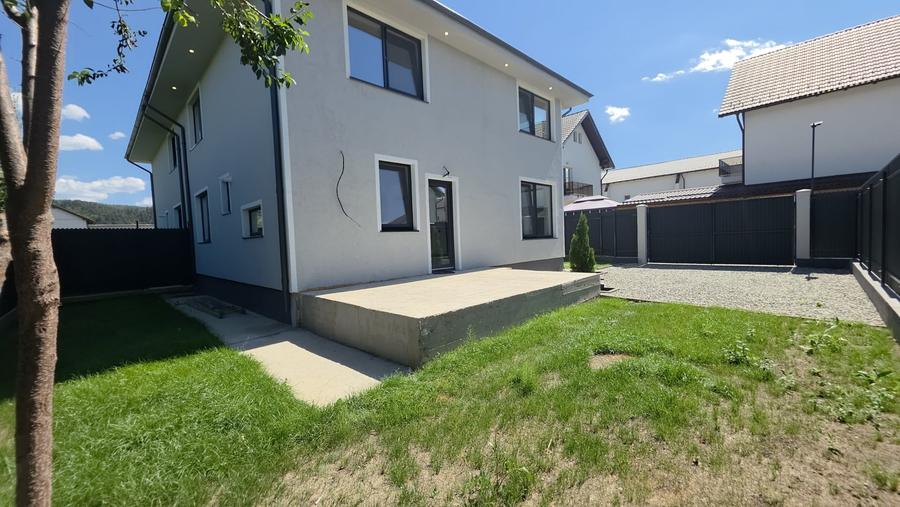 Duplex cu 4 camere decomandat cu Canalizare în Râșnov