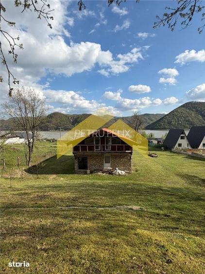 Cabana din piatra de codru si busteni pe Clisura Dunarii, Caras-S