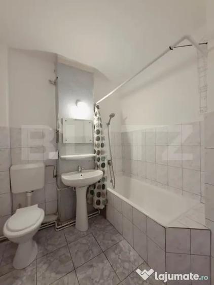 Apartament cu 3 camere decomandat în Calea București