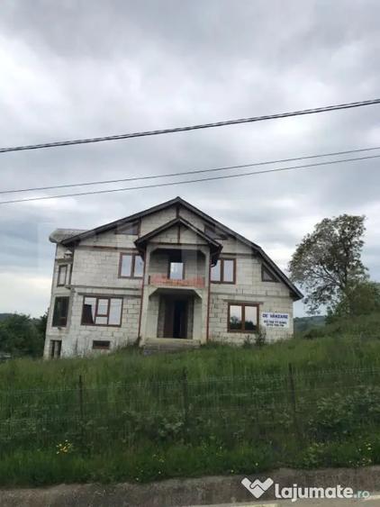Casă cu 5 camere cu Teren 7100 Mp în Central