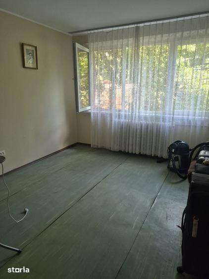 Apartament cu 4 camere semidecomandat în Militari
