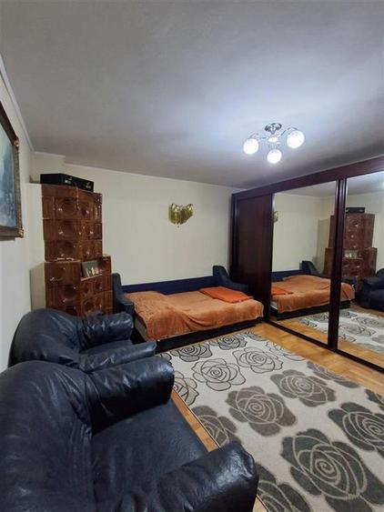Casă individuală cu 7 camere cu Canalizare în Central