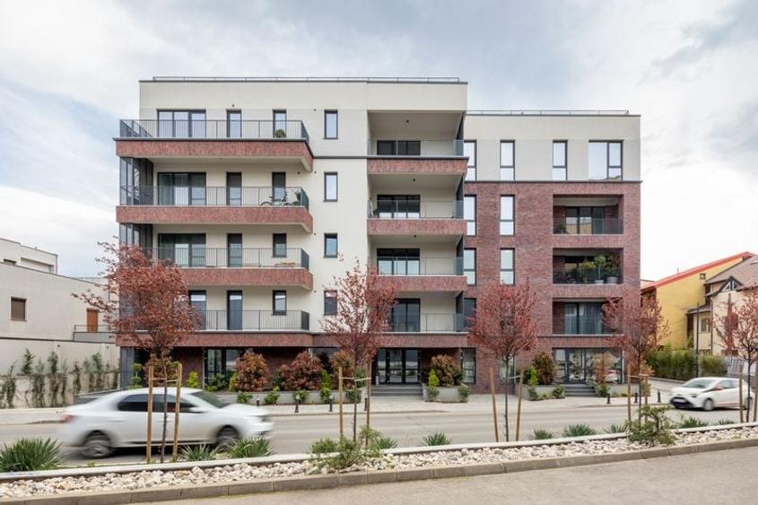 Apartament cu 3 camere decomandat în Barbu Văcărescu
