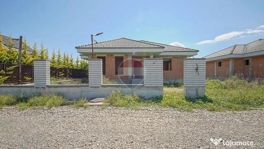 Casă cu 4 camere cu Teren 500 Mp în Cristian
