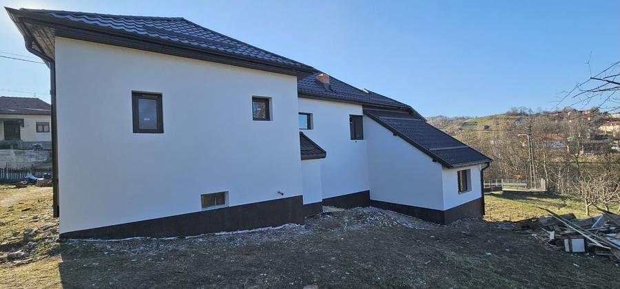 Casă cu 4 camere cu Teren 3468 Mp în Central