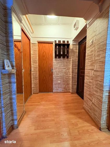 Apartament cu 3 camere în Petrișor