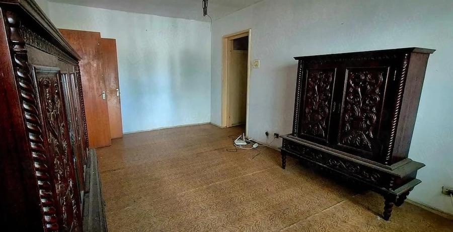 Apartament cu 3 camere semidecomandat în Tei