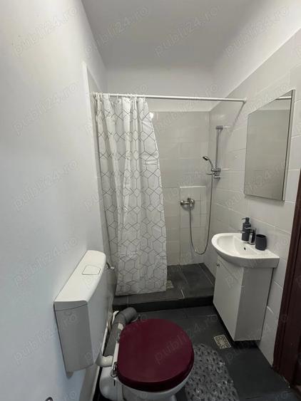 Garsonieră decomandată în Roșu