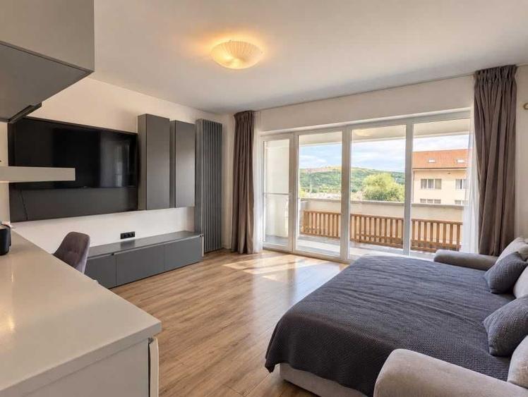 Apartament cu 3 camere decomandat în Borhanci