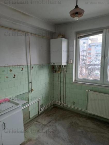 Apartament cu 3 camere semidecomandat în Independenței