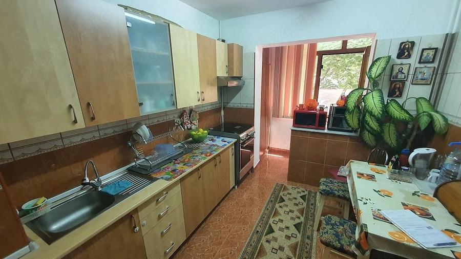 Apartament cu 3 camere decomandat în Berceni